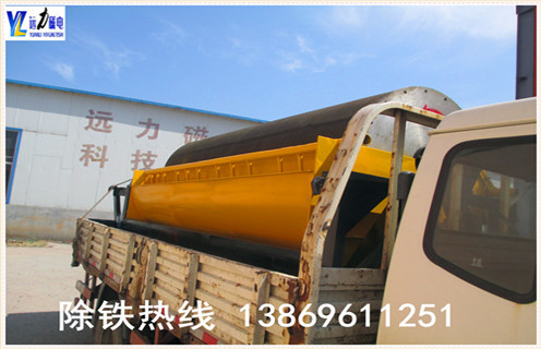 永磁筒式磁选机的磁包角角度多少合适,其实对于这个永磁筒式磁选机磁包角的问题,各个厂家的都不一样,一般为45度左右,下面我们就详细介绍下与磁包角相关的问题.    1.永磁筒式磁选机磁包角的磁系    1.1磁选机分离器工作区域的磁通密度的绝对值应尽可能高;    1.2磁力的径向分量尽可能大,切向分量尽可能地减小;    1.3确保磁场有足够的深度作用;    1.4在上述条件下,多极可以改善浓缩物的磁系.