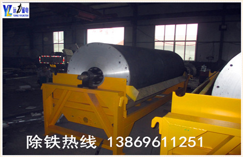 小型强磁磁选机价格,远力生产的小型皮带式磁选机,采矿不使用水,而且价格低,质量好,可以使贫矿变富矿,分选效果好,生产效率高,处理能力强,使用范围广等优点.    1.小型强磁磁选机是主要的选矿方法    选矿时间长,始终遵循湿法矿物加工方法.远力公司根据中国国情的现时要求,经过多年的努力,无水磁选机的成功开发,这种磁选机无二次污染,工艺简单的专利产品 - 干式磁选机,打破了原来的磁鼓磁选机基于开磁原理三级渐进复合磁系统放置方法,充分利用磁,重力,离心力的相互作用原理,有利于提高分选过程磁反转的强度和速度.    2.小型强磁磁选机的分选择效果好    行简单的小型磁选机. 采用磁分离专利技术还增加了分拣计划,提高分拣精度,无论硬矿石软,无论粗颗粒,细颗粒,所有类型的选矿机都可以自动调度,分选效果控制在许可范围内.