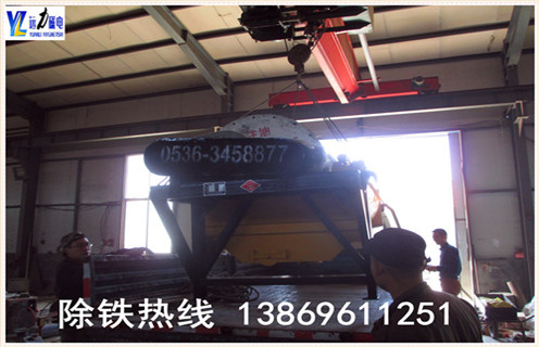 2.小型强磁磁选机的分选择效果好    行简单的小型磁选机. 采用磁分离专利技术还增加了分拣计划,提高分拣精度,无论硬矿石软,无论粗颗粒,细颗粒,所有类型的选矿机都可以自动调度,分选效果控制在许可范围内.    3.远力小型强磁磁选机创新产品    以烧结钕铁硼"管包裹动态半封闭磁性系统"专有技术为中间,开发了一系列干式磁选机,时间一直是定型产品的发展:    4.小型强磁磁选机的处理量及型号    CTG-620干滚筒式粗轧机(粗轧设备可用于丰富河砂,砂铁矿,铁矿石等)处置量:100-125t / h    CTG-824干滚筒粗选机(粗机设备可用于丰富河砂,砂铁矿,劣铁矿等)处置能力:125-150t / h    CTG-8180干滚筒粗轧机(粗轧设备可用于贫矿,尾矿,河砂,钢渣等)处置能力:50-80t / h