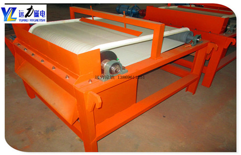 1.小型干式磁选机受欢迎的原因    1.1.由于近期铁矿石价格继续上涨,磁选矿机的节能效率提出了新的要求;    1.2.小型干式磁选机市场,不仅为用户降低投资成本,而且可以创造相当的经济价值.    1.3.小型干式磁选机的普及,使得一些老式磁选机逐渐淘汰.    1.4.开云官方网页版提供完善的生产小型干式磁选机,所生产的设备得到了广大用户的广泛赞誉,该设备采用永磁系统,采用移动式式运行方式提高了材料的利用率.    1.5.小型磁选机设备在行业中推动新型设备的发展,进一步满足除铁工业的需要,并在除铁工业的应用中发挥了很大的推动作用    2.矿用小型磁选机价格与磁系的关系    2.1磁选机的价格和磁块的尺寸是密不可分的,有很多用户不明白与磁块的关系,今天远力小编给你一个详细分析它们之间的关系,磁管包括磁块和圆筒,我们先核算下成本价格,磁块的价格还没有下降,一块高强磁的磁强度会几百块钱,这样我们可以计算出来.    2.2磁选机滚筒的尺寸越大,所需磁铁的磁场强度越大,磁性块越高,磁铁的强度要求也越高,使得磁选机的价格由气缸的成本决定.