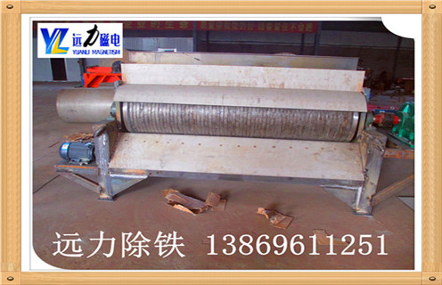 湖北湿式锰矿磁选机,湿式锰矿磁选机适用于赤铁矿.褐铁矿.镜铁矿.锰铁矿.镍矿.钛铁矿等弱磁性矿物的湿式磁选作业.该设备对选别粒度要求低,不需要磨矿,工艺简单,耗能低,可一次性提高矿石品位10-30个金属品位.    1.湖北湿式锰矿磁选机的优点    1.1.锰矿湿式磁选机圆筒转速:    转速的转速,这样的设计直接决定了矿物颗粒所受到的离心力的大小.旋转速度增加,通过磁场吸引力,即使其中的小块矿物颗粒被甩入尾矿,精品矿物的品位也得到提升,但对铁回收有一些不是特别全面的影响.应该特别注意浓缩物的质量和处理量,所以湿式磁选机的滚筒的转速应当适当地改变.