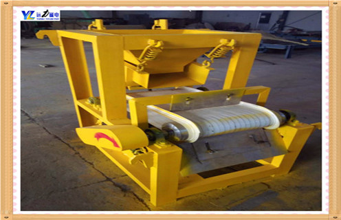 1.试验室干式磁选机具有很强的能量满足许多客户除铁的需要,及其在矿物加工市场取得的众多优势.但是,金子还不够人才不够完美,不想进入磁选机不是一个好的磁选机,所以干磁选机也从很多方面提高效率.    2.试验室干式磁选机通过调整转鼓的速度,挡板和矿石的量,转鼓的转速决定了圆筒中颗粒的尺寸,通过尺寸的离心力和磁性颗粒的磁性转换效应.提高辊速,有利于提高精矿质量和矿石量.挡板越近,尾矿越高