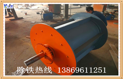 磁选滚筒的磁力主要受哪些因素影响,开云官方网页版生产的磁选滚筒的磁力主要受以下因素的影响,如果磁选滚筒的磁选效率下降就需要检查水位低,减少尾丝直径,直到有一定量的溢流堰;磁体位置可能不正确,如果较厚的冷凝水,到磁体的排放端.如果浓缩物较薄,则将磁体旋转到进料端;操作间隙太大,无法重新定向滚筒,以达到正确的间隙尺寸.