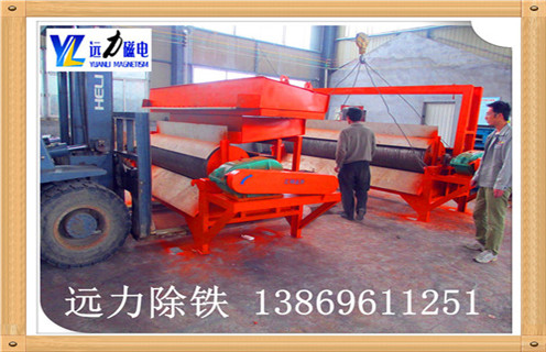 1.湿式筒式磁选机的检修和保养    1.1.湿式磁选机轴承担负机器的全部负荷,所以良好的润滑对轴承寿命有很大的关系,它直接影响到机器的使用寿命和运转率,因而要求注入的润滑油必须清洁,密封必须良好,本机器的主要注油处:转动轴承,轧辊轴承,所有齿轮,活动轴承,滑动平面.    1.2.湿式磁选机新安装的轮箍容易发生松动必须经常进行检查.    1.3.湿式磁选机注意机器各部位的工作是否正常.    1.4.湿式磁选机注意检查易磨损件的磨损程度,随时注意更换被磨损的零件.    1.5.湿式磁选机放活动装置的底架平面,应出去灰尘等物以免机器遇到不能破碎的物料时活动轴承不能在底架上移动,以致发生严重事故.    1.6.湿式磁选机轴承油温升高,应立即停车检查原因加以消除.    1.7.湿式磁选机转动齿轮在运转时若有冲击声应立即停车检查,并消除.