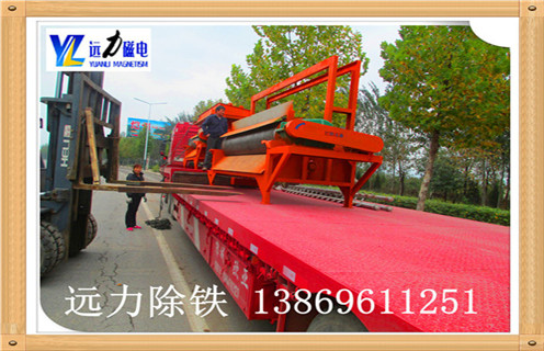 锰矿全自动湿式磁选机是针对弱磁性矿物研发而成的永磁设备,磁性材料采用钕铁硼,所以该设备磁性大,最高场强可达到16000高斯,不易退磁处理量大.开云官方网页版生产的锰矿全自动湿式磁选机在菱锰矿石的选矿提纯方面采用磁选的选矿方式,具有其他选矿方法所不能代替的选矿优势,是分选锰矿和其他弱磁性矿石的理想的选矿设备.    1.锰矿全自动湿式磁选机优势    1.1具有较高磁感应强度,磁系全部使用钕铁硼磁性材料,能实现较高的回收率,以达到粗选或扫选的目的    1.2小极距.多磁极交变磁系设计,能在选矿过程中有效防止机械夹杂    1.3根据物料特点及选矿要求可选择顺流.逆流.半逆流槽体    1.4活动式槽体,能根据物料的变化方便调整磁滚筒与槽体间的排矿间距,进而调整精矿品位及设备处理量    1.5精矿排矿可使用高压水冲或毛刷卸矿两种方式,以实现强磁性矿物有效卸矿