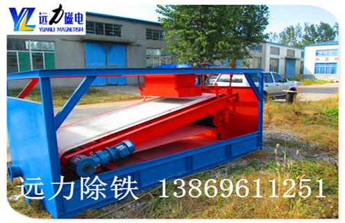 带式平板磁选机采用优质除铁磁选机皮带 ,远力平板磁选机这几年的进步很多客户都有目共睹,它从简易的结构发展成为智能的.高效的.节能的优质设备,解决了很多弱磁性矿物的除铁难题.远力平板磁选机逆水行舟,强势来袭,工作效率大步提升,除铁提纯精度高,是高效除铁设备的代表.   1.远力平板磁选机的性能优势:    ■整机完成粗筛分.磁选作业,优化选矿作业流程.    ■主体磁选设备采用稀土制钕铁硼强磁与铁氧体组成复合磁系,磁感应强度高,磁场作用深度大.    ■体积小,在经常拖动设备的情况下使用更方便.    ■运行稳定,能适应恶劣环境下能长时间连续工作.    ■磁滚筒表面加装耐磨不锈钢筒皮,保证更长的设备使用寿命.    ■ 结构简单. 处理量大,回收率高,节能环保.操作方便.易于维护等优点.