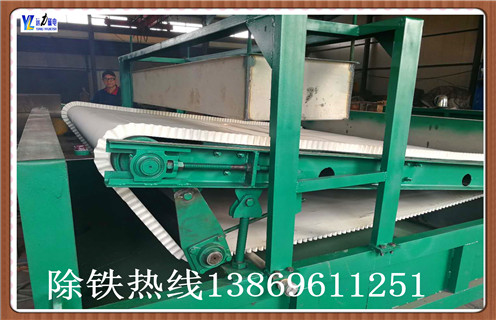 CT干式磁选机 强永磁滚筒 磁选机 干选磁选滚筒6018,好用的永磁筒式磁选机,远力生产的永磁筒式磁选机适用于冶金矿山,矿山加工等企事业单位和个人用户,用于选择磁性矿物微粒,或者去除非磁性矿物混合磁性矿物.   1.永磁体筒式磁选机的表面磁场强度远高于普通永磁体磁选机的表面磁场强度.易于操作,管理和维护,并且在各种磁选机中使用时具有明显的节能和省电性能.永磁筒式磁选机的磁筒可以配备三种槽,即半逆流槽(CTB),下游槽  (CTS)和逆流槽(CTN),以满足不同的分选要求.