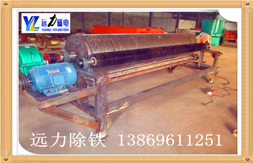 滚筒是永磁磁选机的核心部分,是影响磁选设备高效分选的重要指标,滚筒主要包括筒体.磁系.轴承,针对我公司的磁选设备滚筒的详细分析,开云官方网页版小编温馨提示如下:   1.永磁磁选机材质:    皮为5mm厚优质不锈钢板(1Cr18Ni9Ti),外包5mm厚高耐磨硫化橡胶,采用在硫化罐内直接硫化工艺制作,粘结强度高,使用过程中不会出现大块脱落现象,使用寿命3年以上.端盖为离心铸造铝合金,材质密实,无砂眼.气孔缺陷.    2.永磁磁选机制作工艺:    筒皮与法兰焊接后采用整体加工工艺,保证了筒体的平行变和重直变,对行长轴承寿命有了可靠保障.端盖与法兰间采用密封垫加密封胶工艺,确保筒体不进水,大大长磁系的使用寿命.    3.永磁磁选机磁系的材料选择:    磁性材料全部采用国内知名厂家生产的高性能.高矫顽力.高剩磁的Y30BH铁氧体和N40H钕铁硼材料,保证磁系8年内退磁不超过5%.