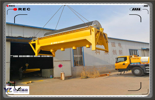 江西磁选机厂家,磁选机适用于粒度3mm以下的磁铁矿、磁黄铁矿、焙烧矿、钛铁矿等物料的湿式磁选,也用于煤、非金属矿、建材等物料的除铁作业。磁选机的磁系采用优质铁氧体材料或与稀土磁钢复合而成,筒表平均磁感应强度为100~600mT。根据用户需要,可提供顺流、半逆流、逆流型等多种不同表强的磁选。开云官方网页版磁选设备具有结构简单、处理量大、操作方便、易于维护等优点。    一、江西磁选机厂家产品特点    1、贫铁矿经粗碎或中碎后的粗选,排除围岩等废石,提高品位,减轻下一道工序的负荷。    2、用于赤铁矿还原闭路焙烧作业中将未充分还原的生矿选别,返回再烧。    3、用于陶瓷行业中将瓷泥中混杂的铁除去,提高陶瓷产品的质量。    4、燃煤矿、铸造型砂、耐火材料以及其它行业需要用的除铁作业。    二、江西磁选机厂家产品详介    1、磁选机磁系磁场性能较高,磁感应强度高,磁场深度大,成品物料要高于同规格设备的20%,成为目前市场上是热门设备之一。    2、衬板磨损少,磁选机轴承具有过高承载能力,使磁选机在运转中无任何异常故障的出现,运转非常平稳可靠,有效提高磁选机的生产和处理能力。    3、应用范围广,磁选机槽体可分为顺流式、逆流式、半逆流式三种,用户可根据不同的需求进行选取,满足不同物料的应用。    4、品位高、负荷低,贫铁矿经粗碎或中碎后的粗选,排除围岩等废石,提高品位,减轻下一道工序的负荷。