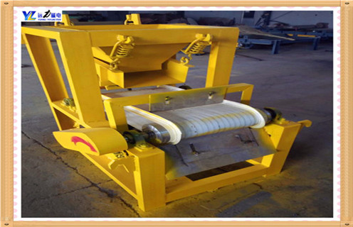 矿用小型输送带式磁选机都有哪些,矿上用的磁选机种类太多了,今天我们重点来介绍下矿用小型输送带式磁选机以及与之有关的问题. 1.小型干式磁选机受欢迎的原因 1.1.由于近期铁矿石价格继续上涨,磁选矿机的节能效率提出了新的要求; 1.2.小型干式磁选机市场,不仅为用户降低投资成本,而且可以创造相当的经济价值. 1.3.小型干式磁选机的普及,使得一些老式磁选机逐渐淘汰. 1.4.开云官方网页版提供完善的生产小型干式磁选机,所生产的设备得到了广大用户的广泛赞誉,该设备采用永磁系统,采用移动式式运行方式提高了材料的利用率. 1.5.小型磁选机设备在行业中推动新型设备的发展,进一步满足除铁工业的需要,并在除铁工业的应用中发挥了很大的推动作用
