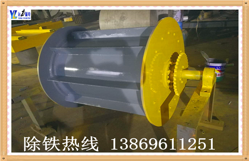 1.磁选滚筒磁力影响因素大致如下    1.1.磁选滚筒饲料泥与土壤混合,在浓缩机中使用絮凝剂去除土壤;接缝变大或破裂,使得分选槽中的大颗粒不能及时清除,导致没有溢出或溢出,使得磁选区域变短并且更换筛板.进入与絮凝剂混合的泥煤中,使用浓缩机中的分散剂去除絮凝剂.故障    1.2.磁选滚筒溢出过多处理方法:   排放直径太小,不能增加尾部排放,直到有一定量的溢流溢流溢流堰;饲料固体含量过高,增加操作差距,重新检查溢出;入口侧太靠近,重新放置滚筒;流量波动状态,磁选机之前安装流量控制器流量或提高进料状态;鼓在底部的塞子上,可以将橡皮筋放在滚筒的底部,从一侧到另一侧进行检查).如发现堵塞,提起滚筒去除塞子.故障    1.3.磁选滚筒浓缩浓缩物低处理方法:   磁铁位置过高,无法重新定位磁铁位置;水位过高,不能重新调整尾矿衬套尺寸;嵌套间隙太宽,无法向前移动滚筒.故障