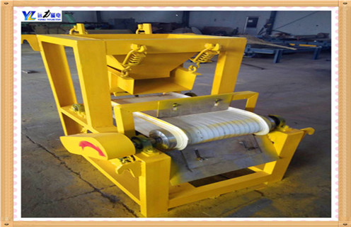 2.湿式双辊磁选机设备的开机与运行:    2.1.首先清理运输及装卸过程中的杂物,清理磁选机筒体,手转动磁选机应无碰撞.杂音,紧固松动的螺丝.    2.2.空机运转3小时以上,无异常方可投料试车.    2.3.减速器加注润滑油,多少以油窗指示为准.出厂时间较长或在环境温度-5~35摄氏温度以外环境使用的磁选机,应根据当地环境加注.更换润滑油.    2.4.调整磁系:调整螺丝,一般磁力线露出不锈钢板15~20mm即可顺利出料.    2.5.停机时先停止给料,继续运转,待物料排空后方可停机.开机时,先开机.给水后方可进料.    2.6.磁选机应定期维护.润滑活动部位,紧固螺丝