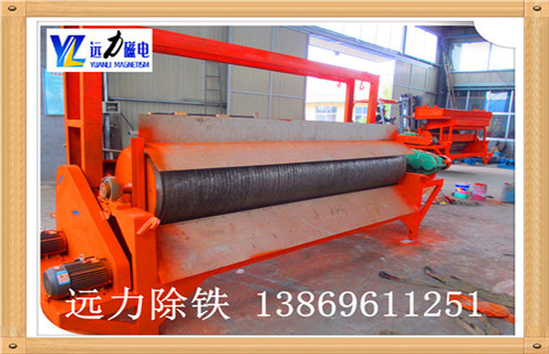 供销湿式永磁磁选机-湿式铁矿磁选机哪个好,潍坊开云官方网页版是专业生产湿式永磁磁选机的厂家,湿式磁选机是一种选矿选煤等矿石的一种磁选机,主要在河沙选铁.精选铁矿物等方面应用广泛.利用磁性矿物的吸附作用,在矿石经过磁场时,非磁性物质不受吸引,进而落入尾矿中,磁性物质被吸附走进入洗矿装置中,从而达到分选作用.