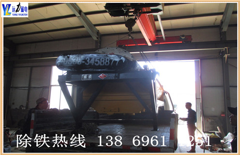 为什么普通型干式磁选机的跑尾情况比较高,潍坊开云官方网页版生产的干式磁选机具有磁系设计结构先进.整机重量轻.运转快速可靠.而且维修方便.干式磁选机非常适用于干旱缺水地区, 这样不仅能够节省水资源,而且能够为客户降低选矿成本,为超贫磁铁矿开采和利用开辟了一条新途径.