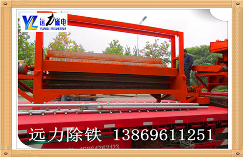 锰矿全自动湿式磁选机是针对弱磁性矿物研发而成的永磁设备,磁性材料采用钕铁硼,所以该设备磁性大,最高场强可达到16000高斯,不易退磁处理量大.开云官方网页版生产的锰矿全自动湿式磁选机在菱锰矿石的选矿提纯方面采用磁选的选矿方式,具有其他选矿方法所不能代替的选矿优势,是分选锰矿和其他弱磁性矿石的理想的选矿设备.    1.锰矿全自动湿式磁选机优势    1.1具有较高磁感应强度,磁系全部使用钕铁硼磁性材料,能实现较高的回收率,以达到粗选或扫选的目的    1.2小极距.多磁极交变磁系设计,能在选矿过程中有效防止机械夹杂    1.3根据物料特点及选矿要求可选择顺流.逆流.半逆流槽体    1.4活动式槽体,能根据物料的变化方便调整磁滚筒与槽体间的排矿间距,进而调整精矿品位及设备处理量    1.5精矿排矿可使用高压水冲或毛刷卸矿两种方式,以实现强磁性矿物有效卸矿