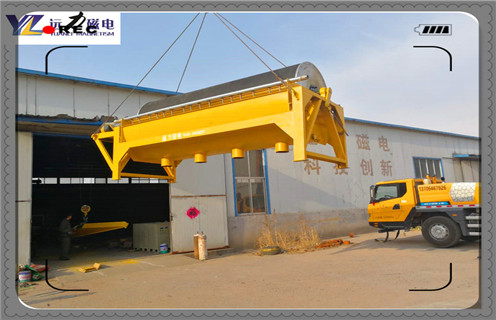 干式永磁高梯度磁选机,该机有内外两个永磁磁系,两磁系之间的分选间隙可以调节。工作时,经过叶轮分散的干燥物料随叶轮风力带人磁选机的分选空间,非磁性物随自身的轨迹抛落出去,磁性物吸附于钢板网介质上,随介质转动离开分选空间并在磁介质的振动下脱落。机械振动能提高物料分选精度,筒式可以避免物料的机械夹杂。该机用于钾长石除铁时。给料粒度为-0.045mm,经分选后含Fe2O3含量从0.27%降至0.18%,除铁效果明显。    一、干式永磁高梯度磁选机磁化系数    1、矿粒物理性质(矿粒大小、比磁化系数)已定的情况下,取决于矿粒所在位置的磁场梯度。磁场梯度简单说是表征磁场均匀度的物理量,梯度越高磁场变化越剧烈,矿粒两端所受背景场变化越大。    2、从而使得矿粒两端的感应场差值就越大,贵州高梯度磁选机,贵州高梯度磁选机,贵州高梯度磁选机,矿粒所受的磁场力也就也大。    3、这就是为什么现在市面上设备动不动就说是高梯度磁选机的原因。以上有点类似于电伤人是电压伤人还是电流伤人的问题。所以能否构建高梯度磁场才是决定强磁除铁器“成败”的关键所在!